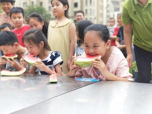五一节吃瓜群众进行了吃瓜比赛,全民瓜王争霸记